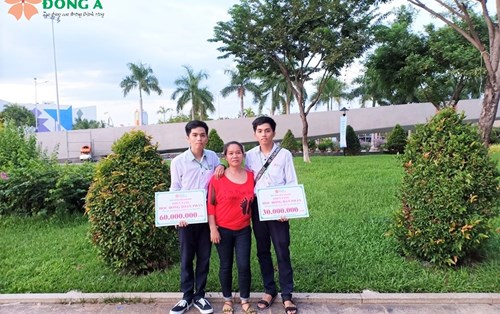 Hai anh em song sinh nhận học bổng toàn phần, bán phần với điểm thi THPT cao